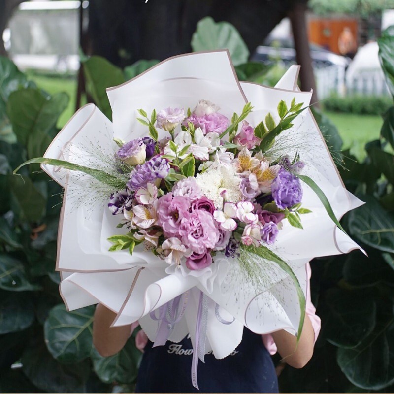 Giấy gói hoa mờ viền vàng